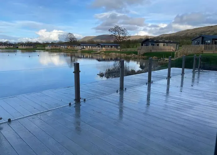 Luxurious And Peaceful Lakeside House, Clitheroe