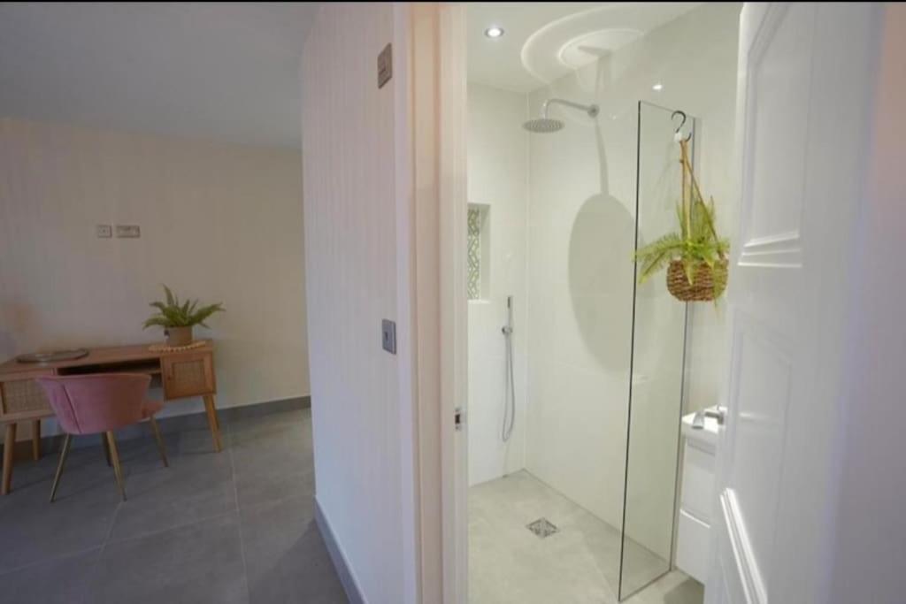 Luxurious And Peaceful Lakeside House, Clitheroe