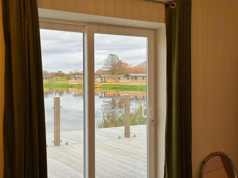 Luxurious And Peaceful Lakeside House, Holiday home