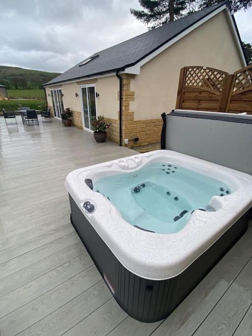 Luxurious And Peaceful Lakeside House, Clitheroe