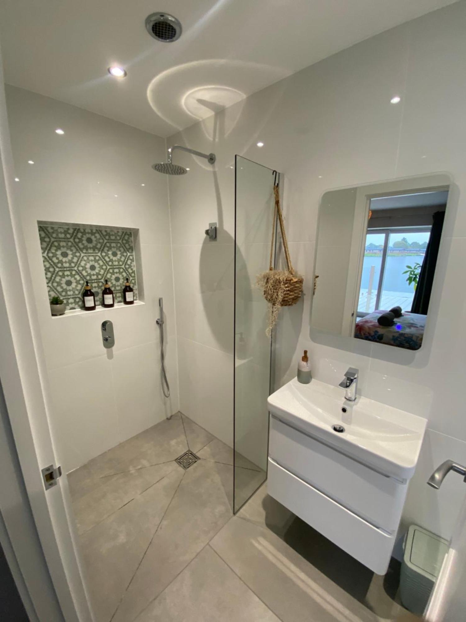 Luxurious And Peaceful Lakeside House, Holiday home Clitheroe